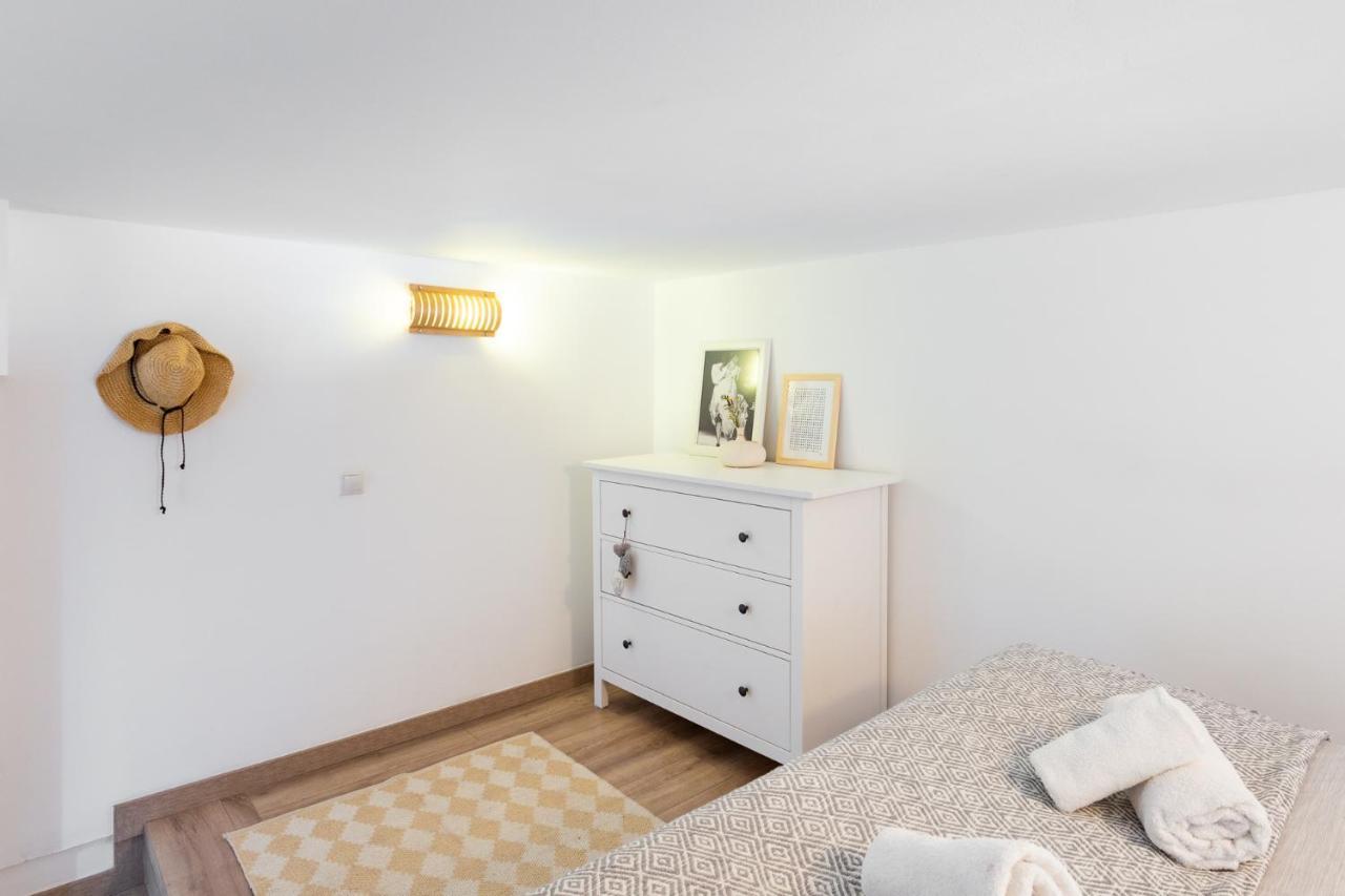 Stay U-Nique Apartments Travessera II Барселона Екстериор снимка